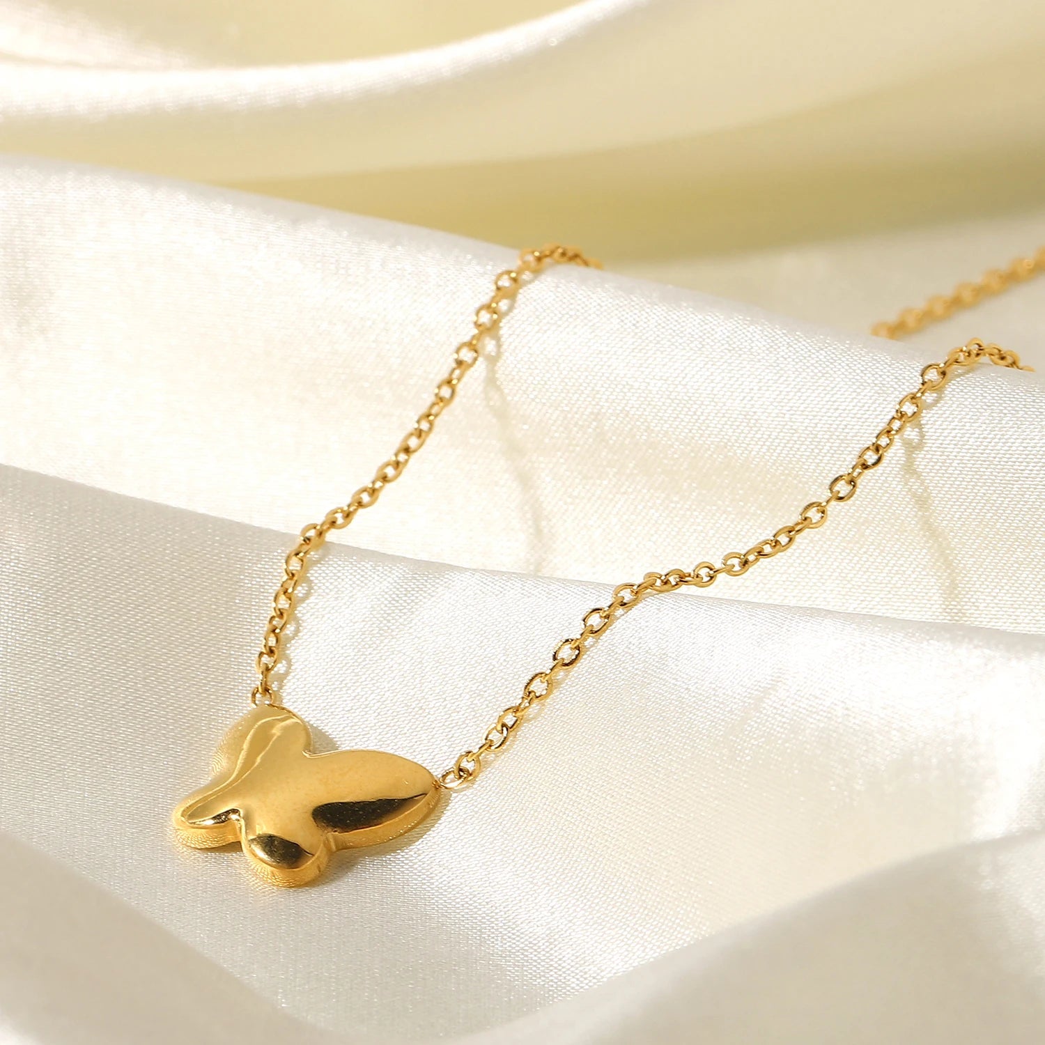 Colar Borboleta Delicado Detalhe Resina Branca Banhado a Ouro