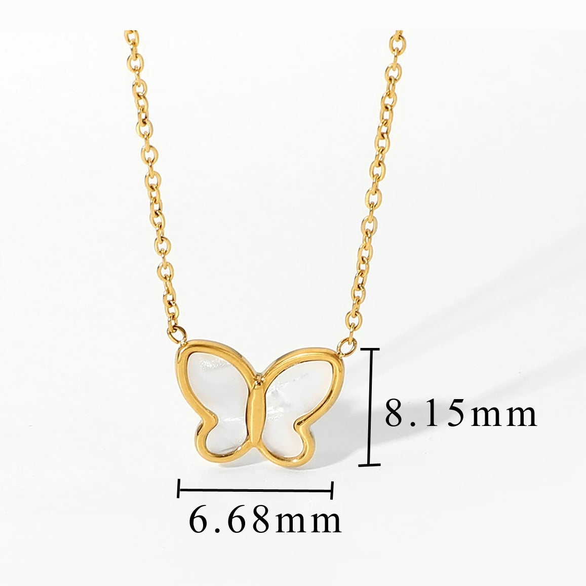 Colar Borboleta Delicado Detalhe Resina Branca Banhado a Ouro