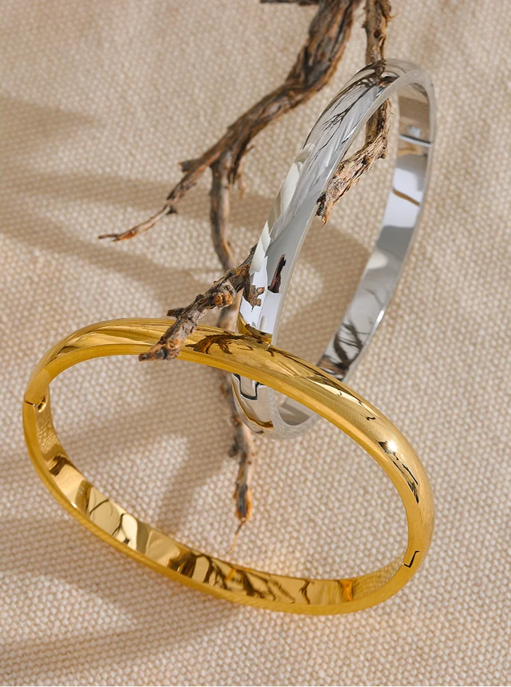 Pulseira Minimalista Lisa Banhada a Ouro 18K