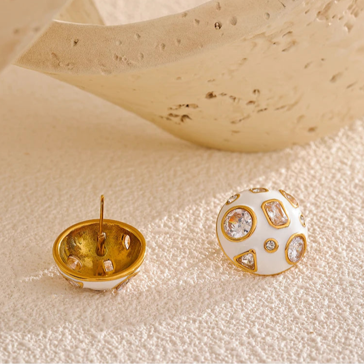 Brinco Botão Branco Resina com Zircônia