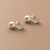 Brinco Argola Minimalista Pérola e Resina Branca