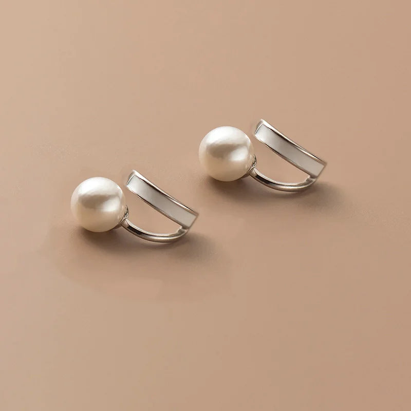 Brinco Argola Minimalista Pérola e Resina Branca