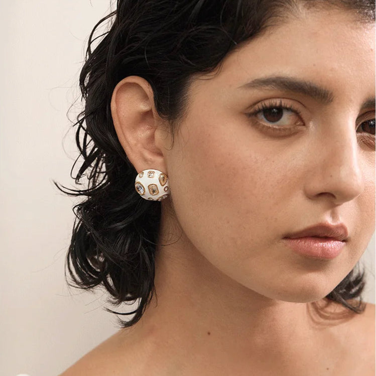 Brinco Botão Branco Resina com Zircônia