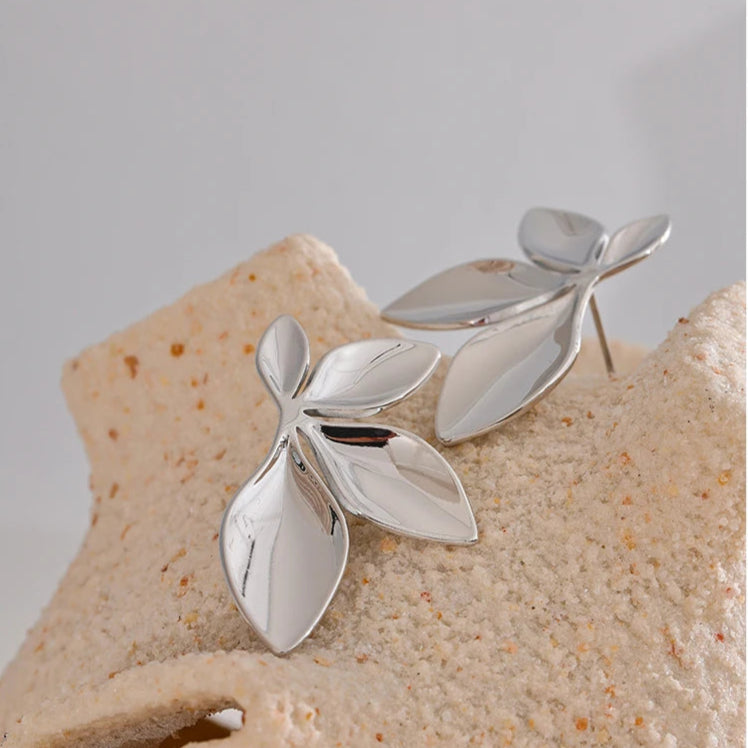 Brinco Moderno Meia Flor Pétalas
