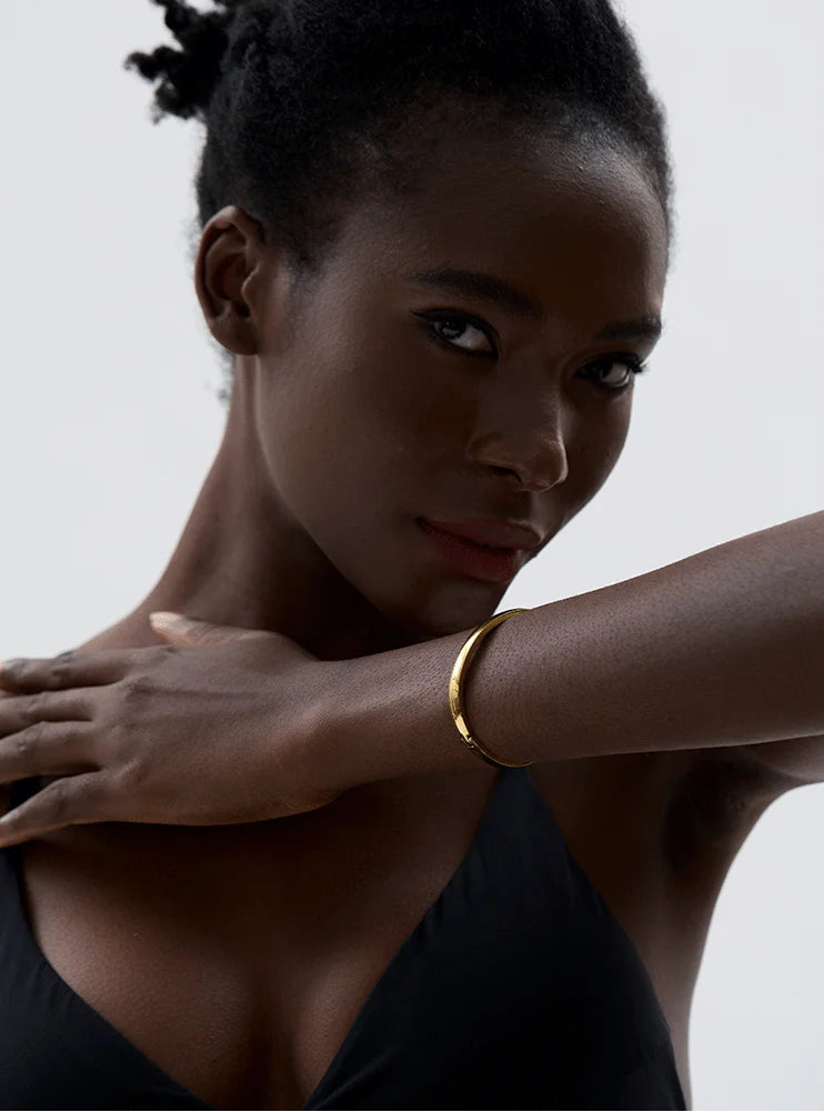 Pulseira Minimalista Lisa Banhada a Ouro 18K