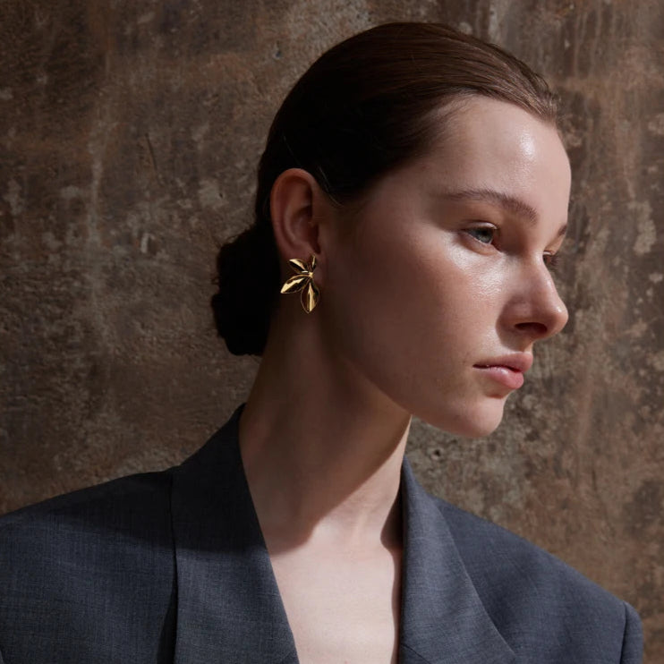 Brinco Moderno Meia Flor Pétalas