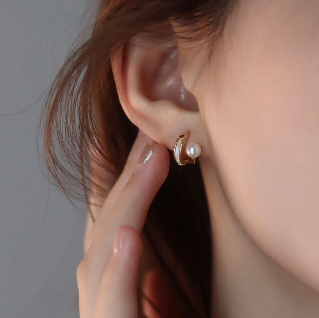 Brinco Argola Minimalista Pérola e Resina Branca