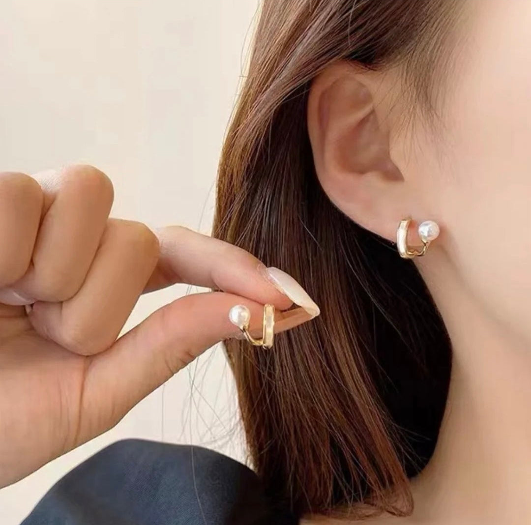 Brinco Argola Minimalista Pérola e Resina Branca