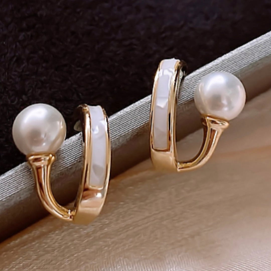 Brinco Argola Minimalista Pérola e Resina Branca