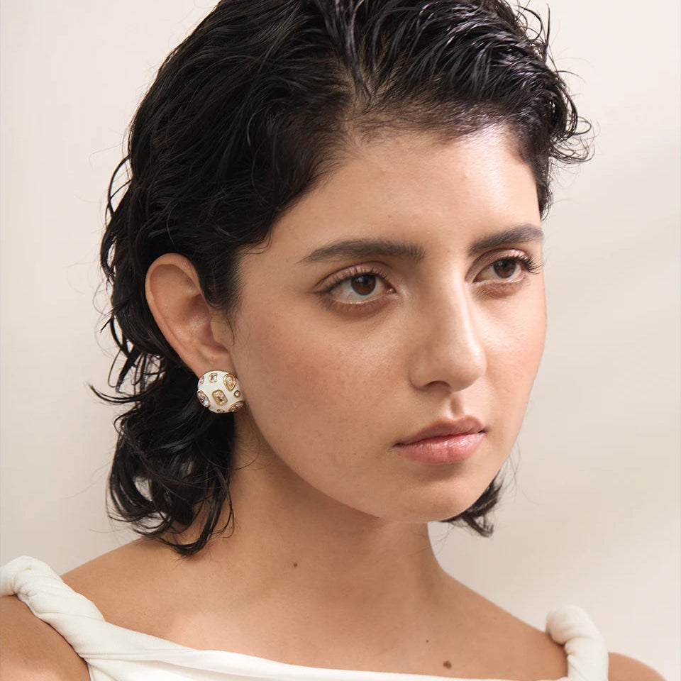 Brinco Botão Branco Resina com Zircônia