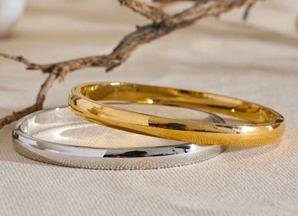 Pulseira Minimalista Lisa Banhada a Ouro 18K