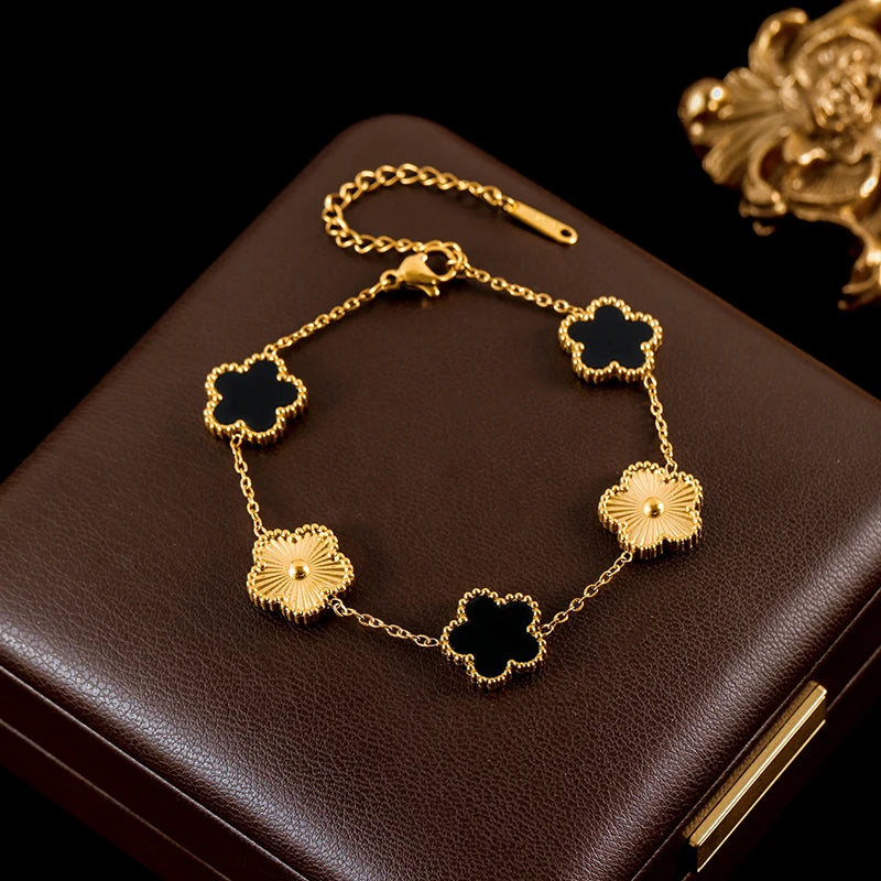 Conjunto Trevo Flor de Ameixa Colar, Brinco e Pulseira