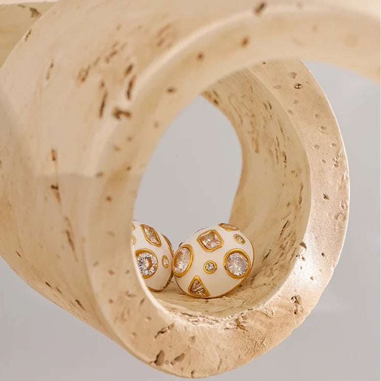 Brinco Botão Branco Resina com Zircônia