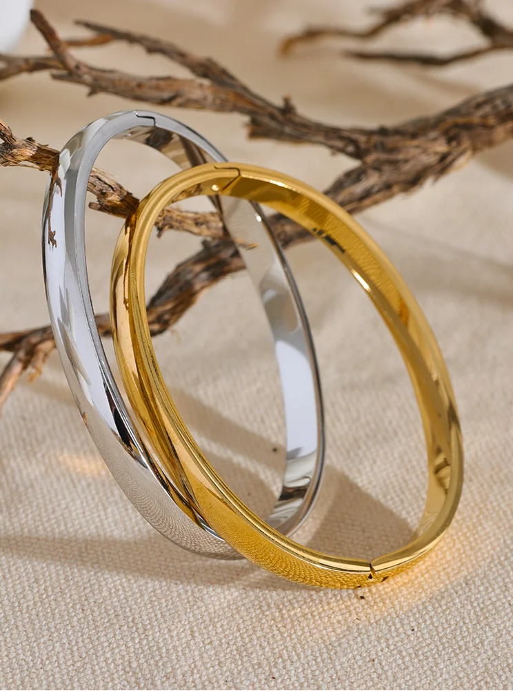 Pulseira Minimalista Lisa Banhada a Ouro 18K