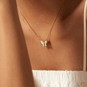 Colar Borboleta Delicado Detalhe Resina Branca Banhado a Ouro