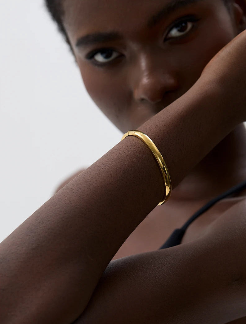 Pulseira Minimalista Lisa Banhada a Ouro 18K