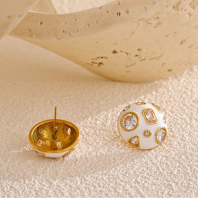 Brinco Botão Branco Resina com Zircônia