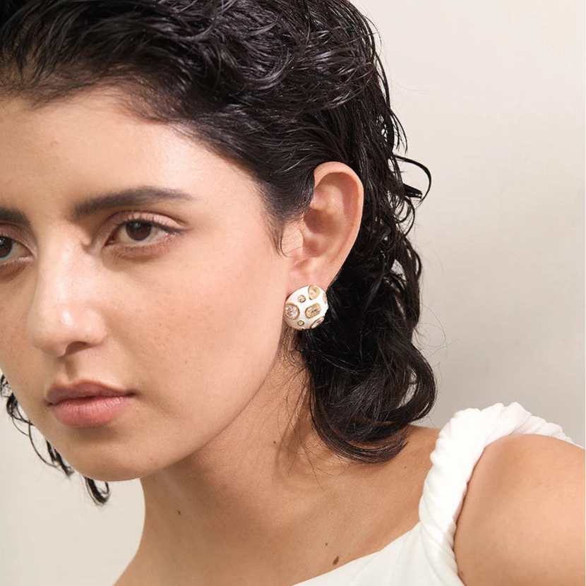 Brinco Botão Branco Resina com Zircônia