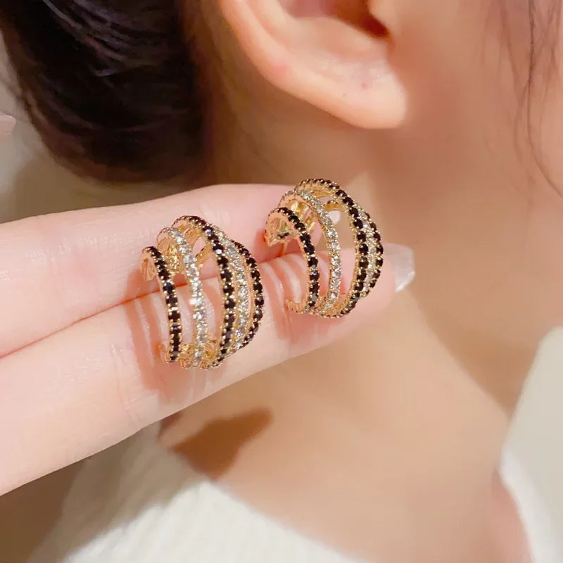 Brinco Argola C Cravejado Zircônia Bicolor Preto e Branco