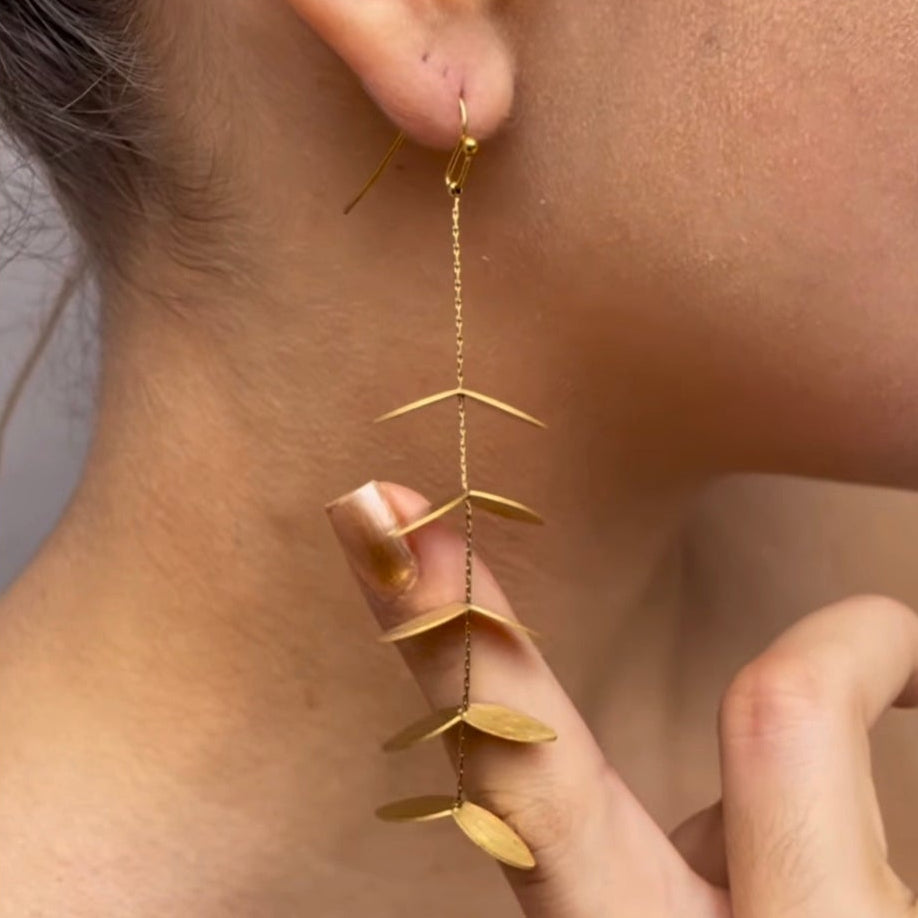 Brinco Folhas Fio Delicado Banhado a Ouro