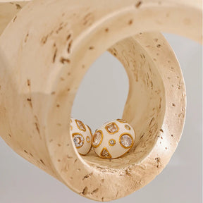 Brinco Botão Branco Resina com Zircônia